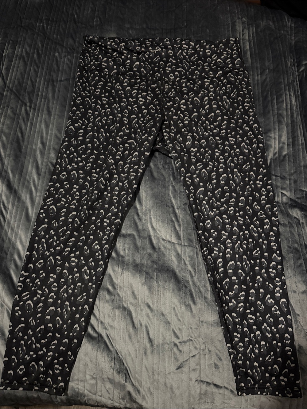 Old Navy Black Leggings with Gray Leopard Print